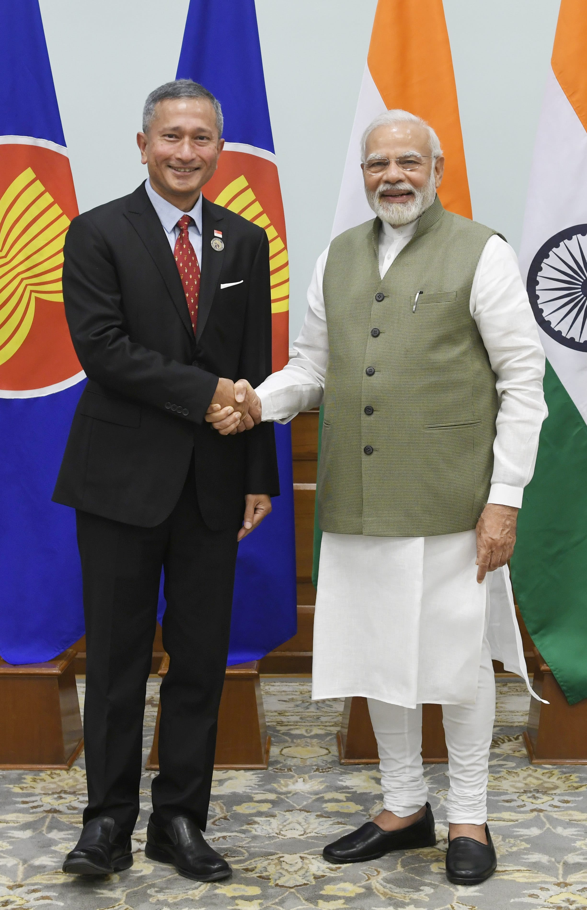 Crowd of people including PM Lee Hsien Loong clapping at event.